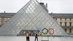 Un gendarme devant la Pyramide du Louvre, quelques heures avant le début de la cérémonie d'ouverture des Jeux olympiques de Paris 2024, le 26 juillet 2024