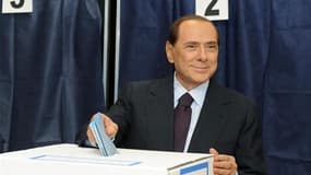 Silvio Berlusconi dans un bureau de vote milanais, dimanche. Le "Cavaliere" court le risque d'une lourde défaite aux élections locales de dimanche et lundi en Italie où, selon les premiers résultats, sa coalition de centre droit pourrait perdre toute une