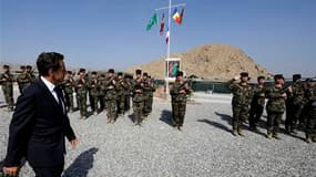 Nicolas Sarkozy sur la base militaire de Tora, en Afghanistan. Le président a confirmé le retrait d'un millier de soldats du pays d'ici fin 2012. /Photo prise le 12 juillet 2011/REUTERS/Philippe Wojazer
