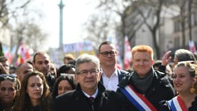 Jean-Luc Mélenchon (c) et Adrien Quatennens (2e d), porte-parole du candidat LFI, à Paris le 30 mars 2022