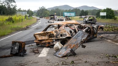 Des voitures brûlées à La Tamoa, dans la commune de Païta, en Nouvelle-Calédonie, frappée par des émeutes, le 19 mai 2024