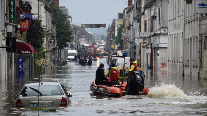 Les services de secours à Nemours, au sud de Paris, le 1er juin 2016.