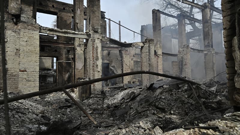 Un immeuble brûlé après un bombardement à Tchassiv Iar, à l'est de l'Ukraine, le 11 avril 2023 (image d'illustration)