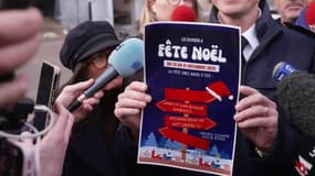 Le préfet des Bouches-du-Rhône Jacques Witkowski présente aux journalistes une affiche réalisée par des narcotrafiquants, saisie ce mardi 9 décembre à Marseille.