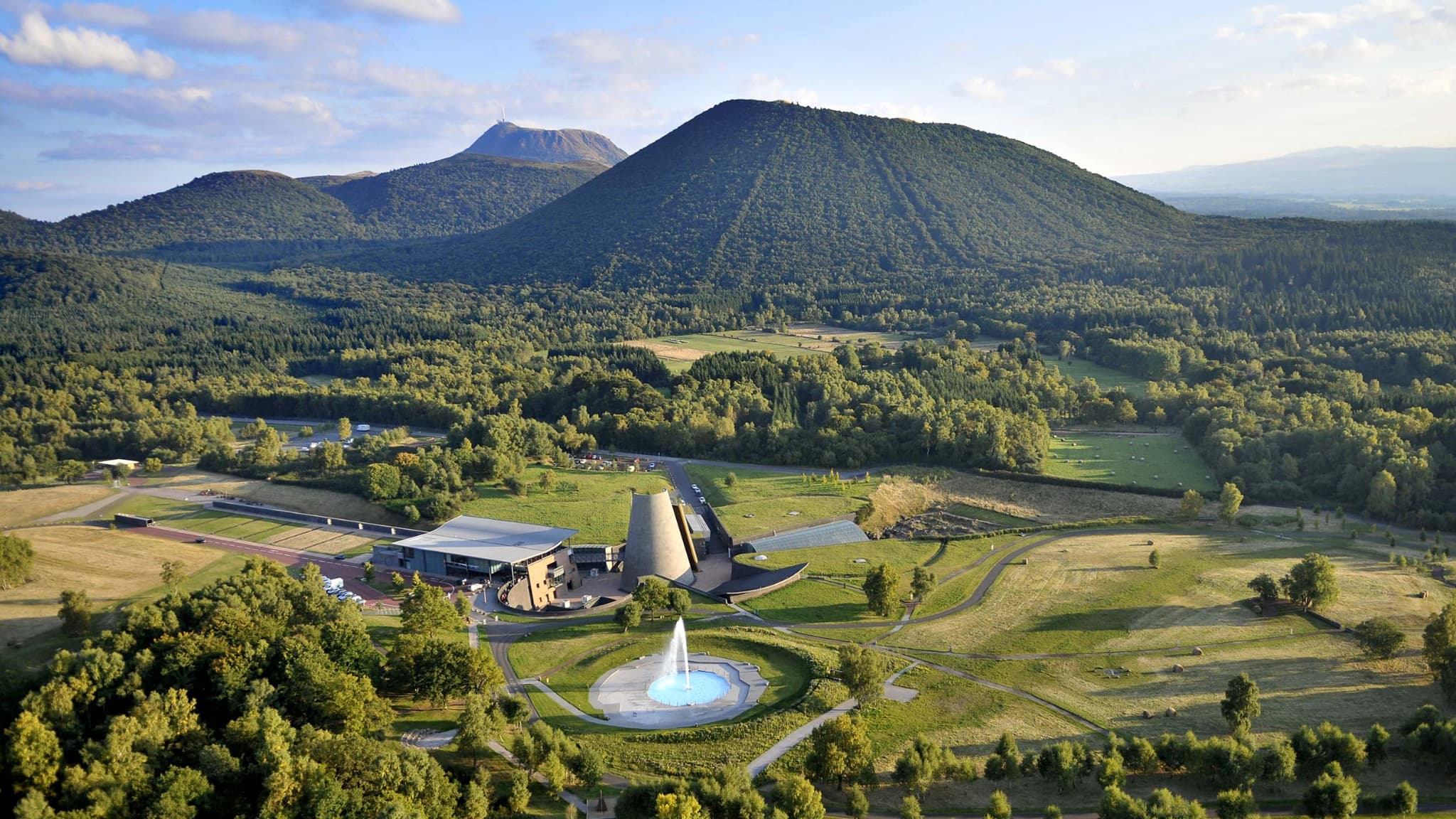 Le parc Vulcania est situé en plein coeur de la chaîne des Puys Le parc Vulcania est situé en plein coeur de la chaîne des Puys
