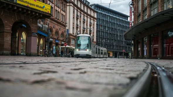 Un tramway dans une rue déserte à Strasbourg, le 30 octobre 2020, 1er jour du 2e confinement.