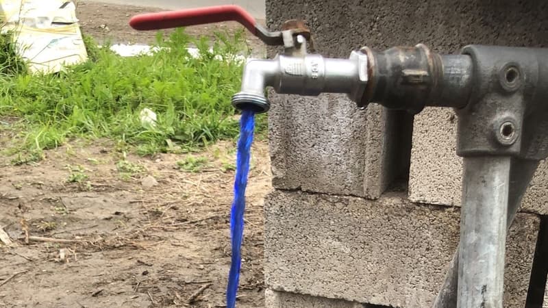 Un liquide bleu s'écoule du point d'eau du campement de migrants de Loon-Plage