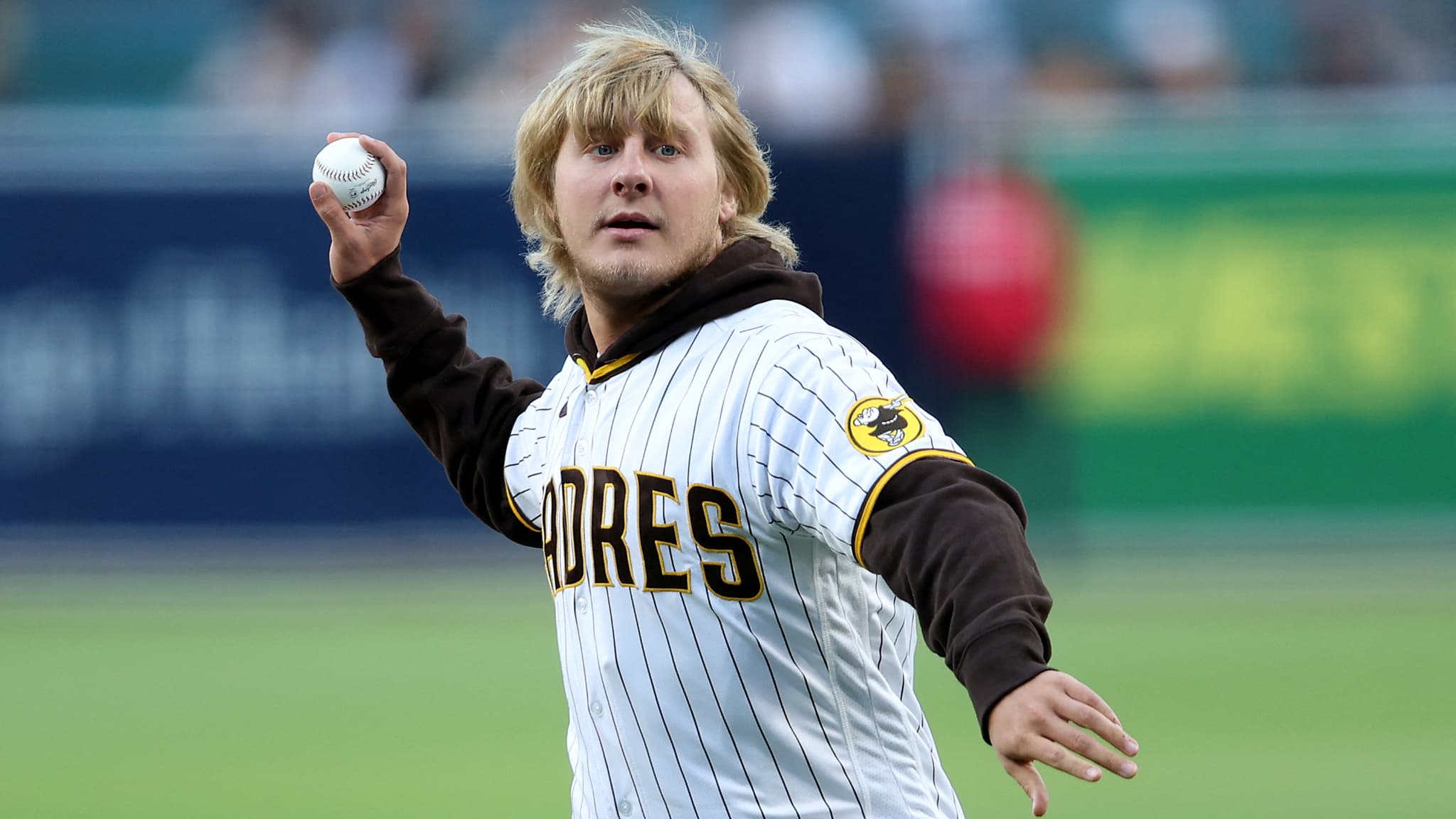 Paddy Pimblett effectue le premier lancer lors d'un match de MLB entre les san Diego Padres et les Chicago Cubs en mai 2022