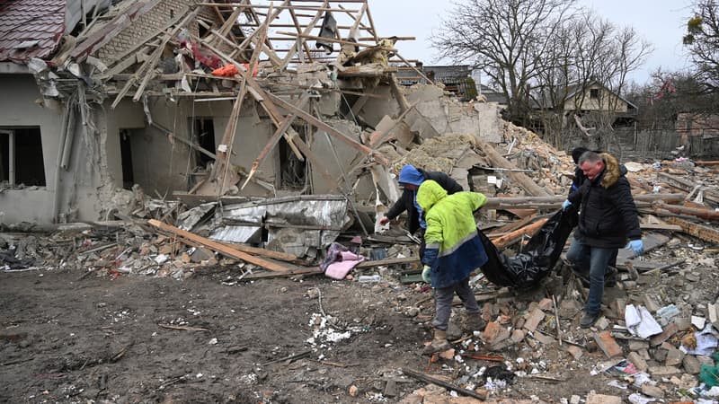 Les secours s'activent après une frappe à Velyka Vilshanytsia, en Ukraine, le 9 mars 2023