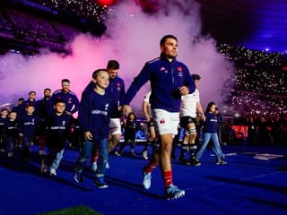 Antoine Dupont et le XV de France entrent sur la pelouse pour affronter les All Blacks, le 16 novembre 2024