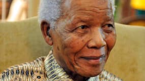 Nelson Mandela, ancien président sud-africain et icône de la lutte contre l'apartheid, a passé dimanche son quatrième jour à l'hôpital pour y soigner une infection pulmonaire chronique. /Photo d'archives/REUTERS/Elmond Jiyane/GCIS