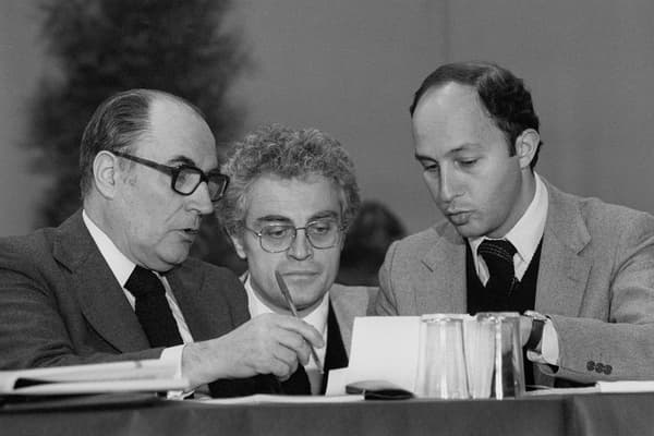 Filiation politique. Le président François Mitterrand discutant avec son Premier ministre, Laurent Fabius, sous le regard du premier secrétaire du PS, Lionel Jospin, le 19 décembre 1984. Filiation politique. Le président François Mitterrand discutant avec son Premier ministre, Laurent Fabius, sous le regard du premier secrétaire du PS, Lionel Jospin, le 19 décembre 1984.