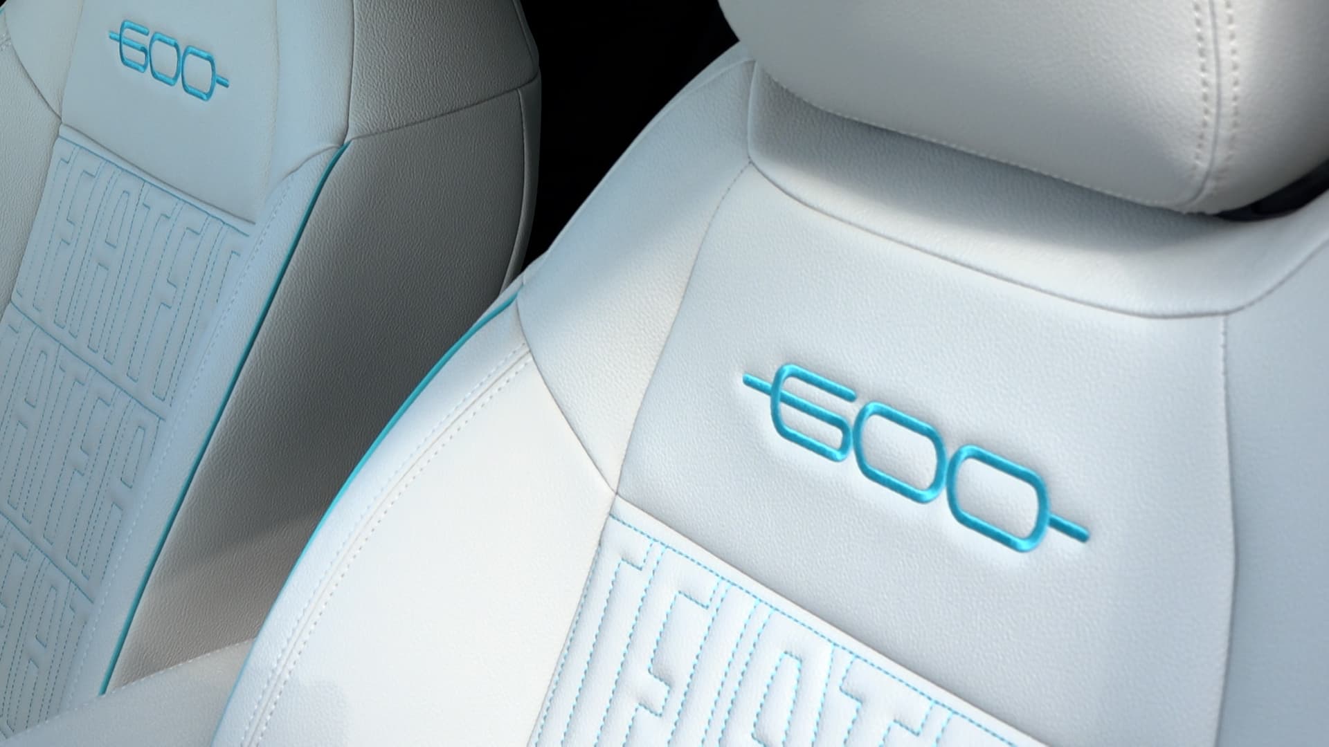 Les détails sur les sièges donnent un certain charme à cet intérieur de la Fiat 600.