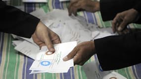 Décompte des bulletins après la première journée de référendum sur la Constitution égyptienne, à Zagazig, au nord-est du Caire. Le président Mohamed Morsi semble assuré de l'adoption d'une nouvelle Constitution clairement islamiste pour l'Egypte. Mais la