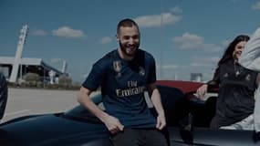 Karim Benzema avec le nouveau maillot extérieur du Real Madrid