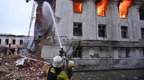 Des pompiers éteignent un incendie dans une usine civile après de puissantes attaques dans la ville ukrainienne de Kharkiv, le 7 juin 2025.