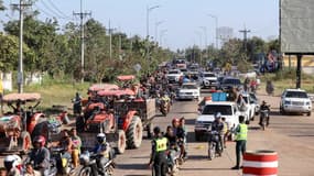Une photo prise et diffusée par l'Agence Kampuchea Press (AKP) le 8 décembre 2025 montre des habitants évacuant leur domicile à la suite d'affrontements le long de la frontière entre le Cambodge et la Thaïlande, dans la province d'Oddar Meanchey.

