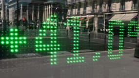 Image d'illustration - La température de l'air s'affiche numériquement sur la vitrine d'une pharmacie parisienne