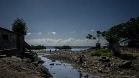 Un petit cours d'eau jonché de déchets dans un quartier proche du bidonville Talus 2 à Koungou dans le nord-est de Mayotte, le 27 mai 2023. PHOTO D'ILLUSTRATION