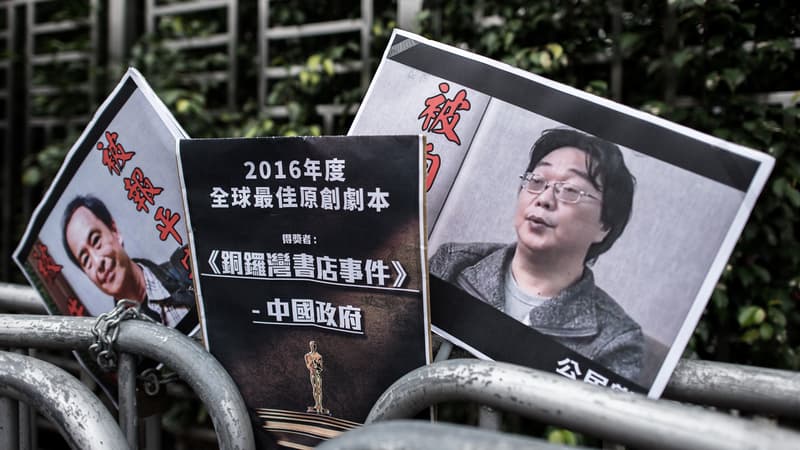 Des pancartes à l'effigie de Lee Bo, à gauche, et Gui Minhai, deux libraires disparus depuis plusieurs semaines à Hong Kong. L'enquête a depuis démontré qu'ils se trouvent en Chine.