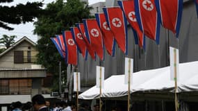 Des drapeaux nord-coréens devant l'entrée de Chongryon, l'association des résidents coréens au Japon, le 26 mai 2018 à Tokyo. PHOTO D'ILLUSTRATION