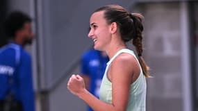 Clara Burel célèbre son exploit face à l'Américaine Jessica Pegula (6-4, 6-2) au 2e tour de l'Open d'Australie