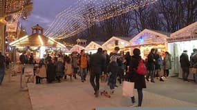 Le marché de Noël de Paris déserté par les clients et les touristes