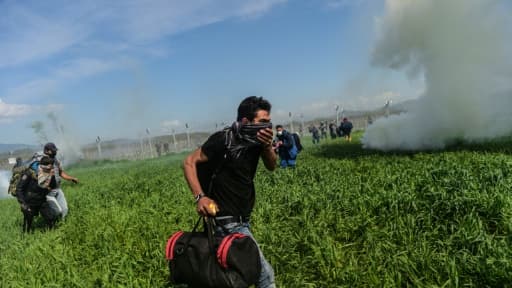 Des migrants battent en retraite après avoir tenté en vain de franchir la frontière gréco-macédonienne à Idomeni, une tentative qui s'est soldée par des heurts avec la police, , le 10 avril 2016