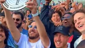 Rayan Cherki recevant le trophée de meilleur dribbleur de Ligue 1 par Eden Hazard, le 15 mai 2025.
