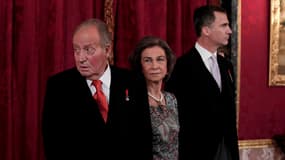 Juan Carlos, son épouse la reine Sonia et le prince Felipe (à droite), le 5 février dernier à Madrid.
