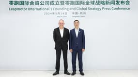 Carlos Tavares, directeur général de Stellantis et Zhu Jiangming, fondateur de Leapmotor, son partenaire chinois dans la voiture électrique ici en photo le 14 mai Hangzhou (est), ville d'origine de la startup.