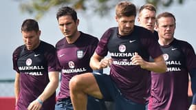 La sélection anglaise est en contrat avec Nike, mais Steven Gerrard et Frank Lampard (au centre) sont en contrat personnel avec Adidas.