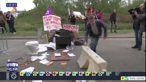 Un patron en colère démonte à la main un barrage monté par les routiers