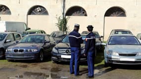 Des gendarmes contrôlent des voitures volées, le 29 mars 2013 à Agen, dans le sud de la France.