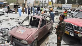 Les alentours d'un bureau de vote de  la ville de Quetta ont été dévastés par l'attaque d'un kamikaze, le 25 juillet