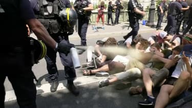 Image extraite d'une des vidéos tournant sur les réseaux sociaux, dans laquelle un CRS gaze des manifestants au sol