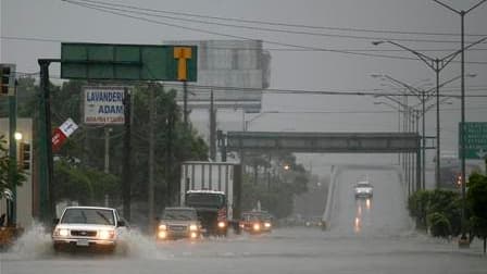 A Matamoros, dans l'Etat mexicain de Tamaulipas. Passé en catégorie 2 sur une échelle de 5, l'ouragan Alex a atteint mercredi soir le nord du Mexique, inondant des nombreuses villes de l'intérieur du pays. /Photo prise le 30 juin 2010/REUTERS/Tomas Bravo