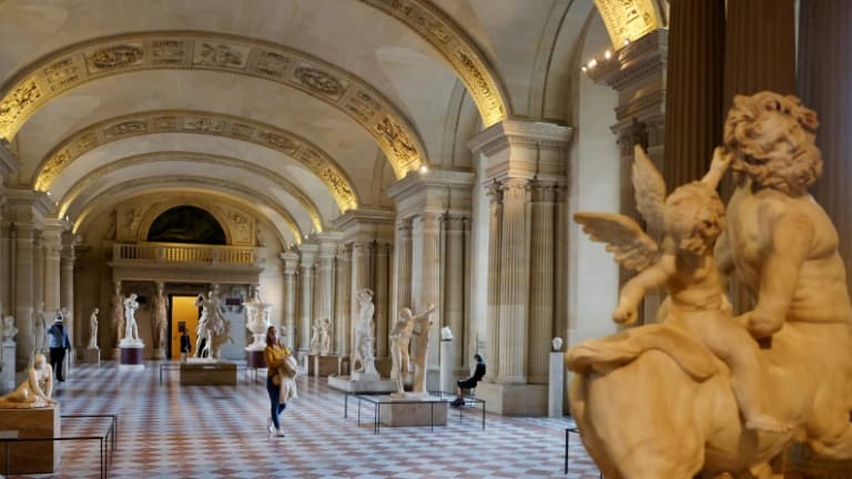 Une galerie du musée du Louvre, presque vide, à Paris le 14 octobre 2020