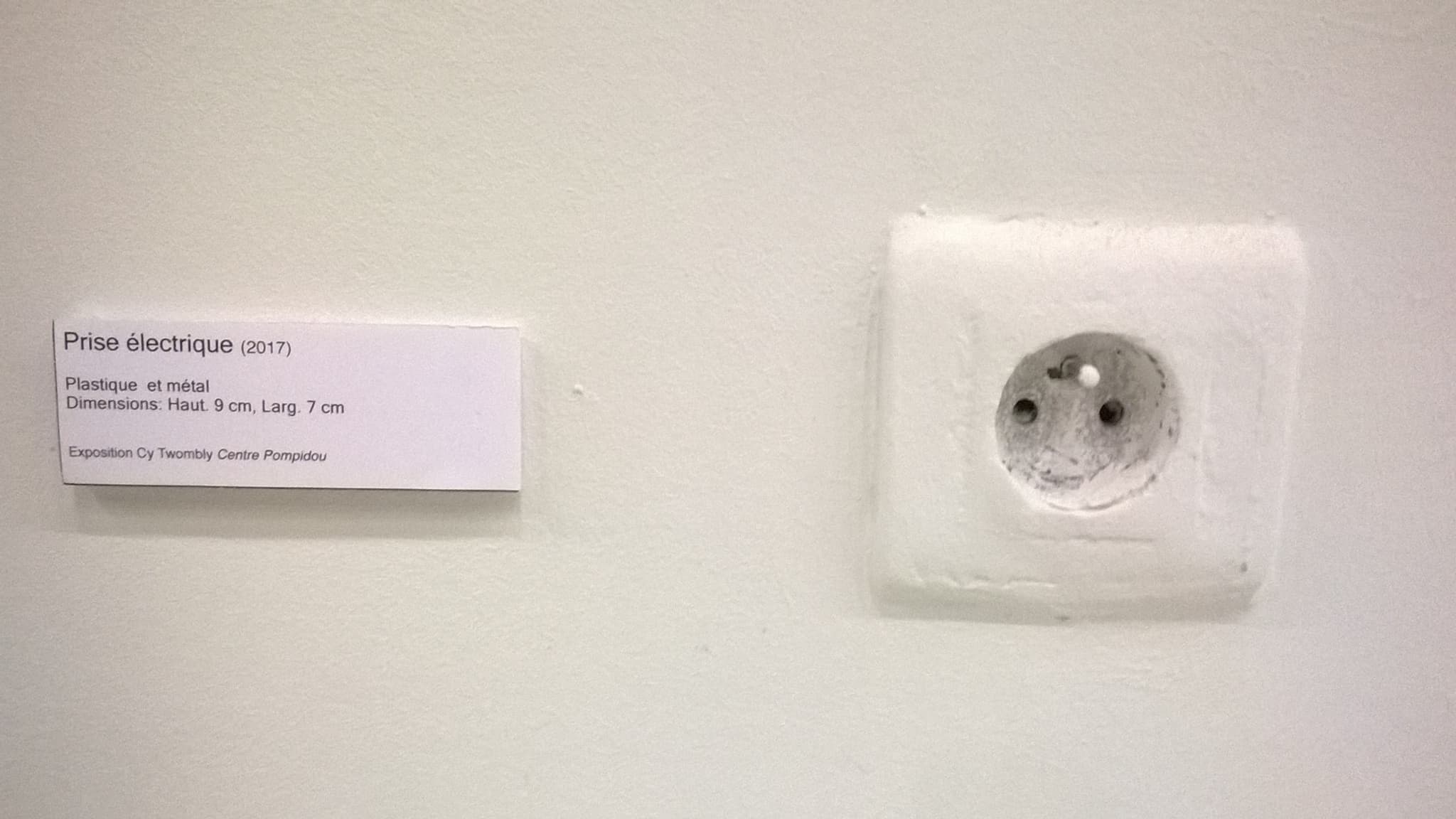 Une prise électrique détournée en oeuvre d'art au Centre Georges-Pompidou Une prise électrique détournée en oeuvre d'art au Centre Georges-Pompidou