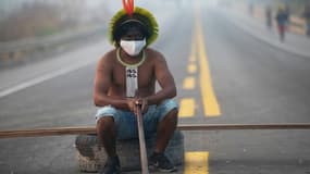 Un membre de la tribu Kayapo assis sur la route BR-163 bloquée par les indigènes dans l'Etat de Para au Brésil le 18 août 2020 (photo d'illustration)
