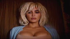 Kim Kardashian dans le clip de sa reprise du morceau "Santa Baby", dévoilé le 23 décembre 2024.