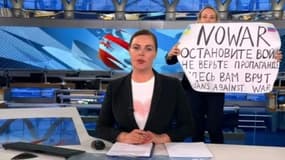 Marina Ovsiannikova et sa pancarte anti-guerre, à Moscou le 14 mars 2022