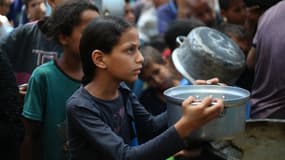 Des enfants palestiniens font la queue pour recevoir un repas chaud dans un point de distribution de nourriture à Nuseirat, le 30 juin 2025. (Illustration)