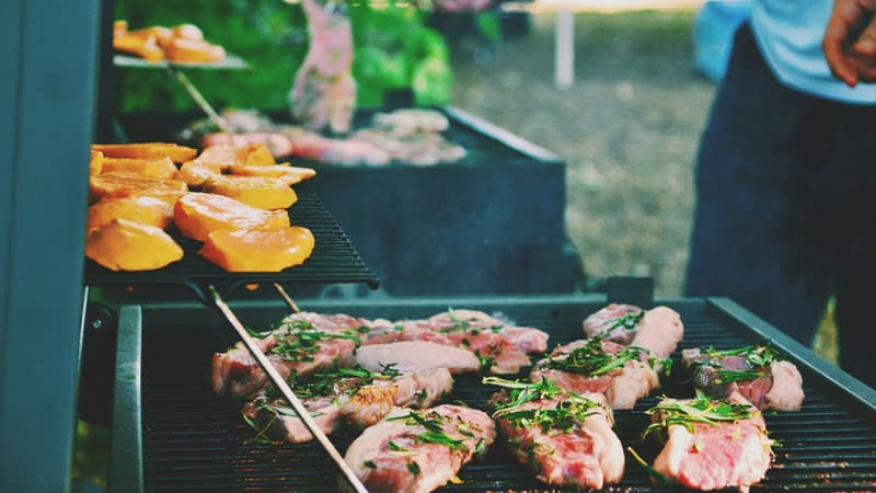 Les barbecues à charbon de bois stars du moment : voici la meilleure sélection à ne pas manquer en mai 2025