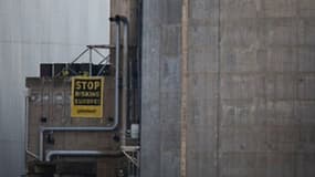 La banderole déployée par des militants de Greenpeace qui se sont introduits dans la centrale de Fessenheim, le 18 mars 2014.