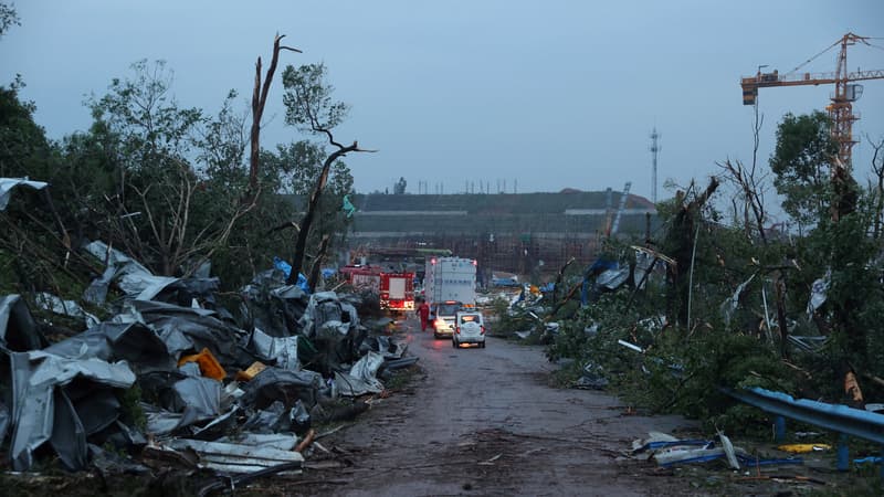 Ambulances et véhicules d'urgence, sur une route dégagée des débris de la tornade, le 15 mai 2021 à Wuhan