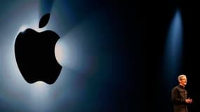 Tim Cook, directeur général d'Apple. La firme de Cupertino a dévoilé lundi iTunes Radio, son nouveau service gratuit de streaming musical, un élément clé d'une refonte très attendue de son système d'exploitation mobile. /Photo prise le 10 juin 2013/REUTER