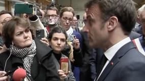Le député Emmanuel Fernandes du Bas-Rhin, bâillon 49.3 sur le visage, devant Emmanuel Macron à l'usine Mathis le mercredi 19 avril 2023.
