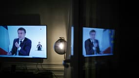 Une télévision diffusant la conférence de presse d'Emmanuel Macron, le 16 janvier 2024 