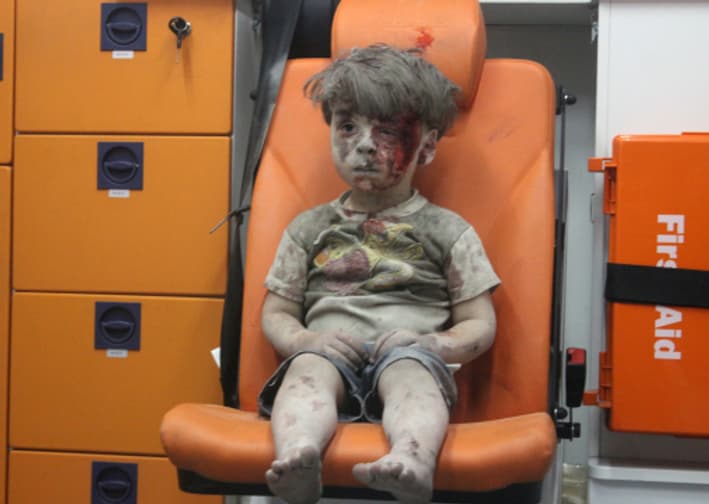 Omrane, un enfant syrien de quatre ans, a été photographié alors qu'il venait d'être sorti des décombres de sa maison, bombardée à Alep, le 17 août. Son portrait a fait le tour du monde.